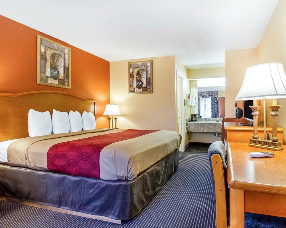 Econo Lodge Inn & Suites Эвергрин Экстерьер фото