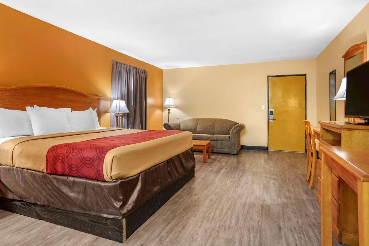 Econo Lodge Inn & Suites Эвергрин Экстерьер фото