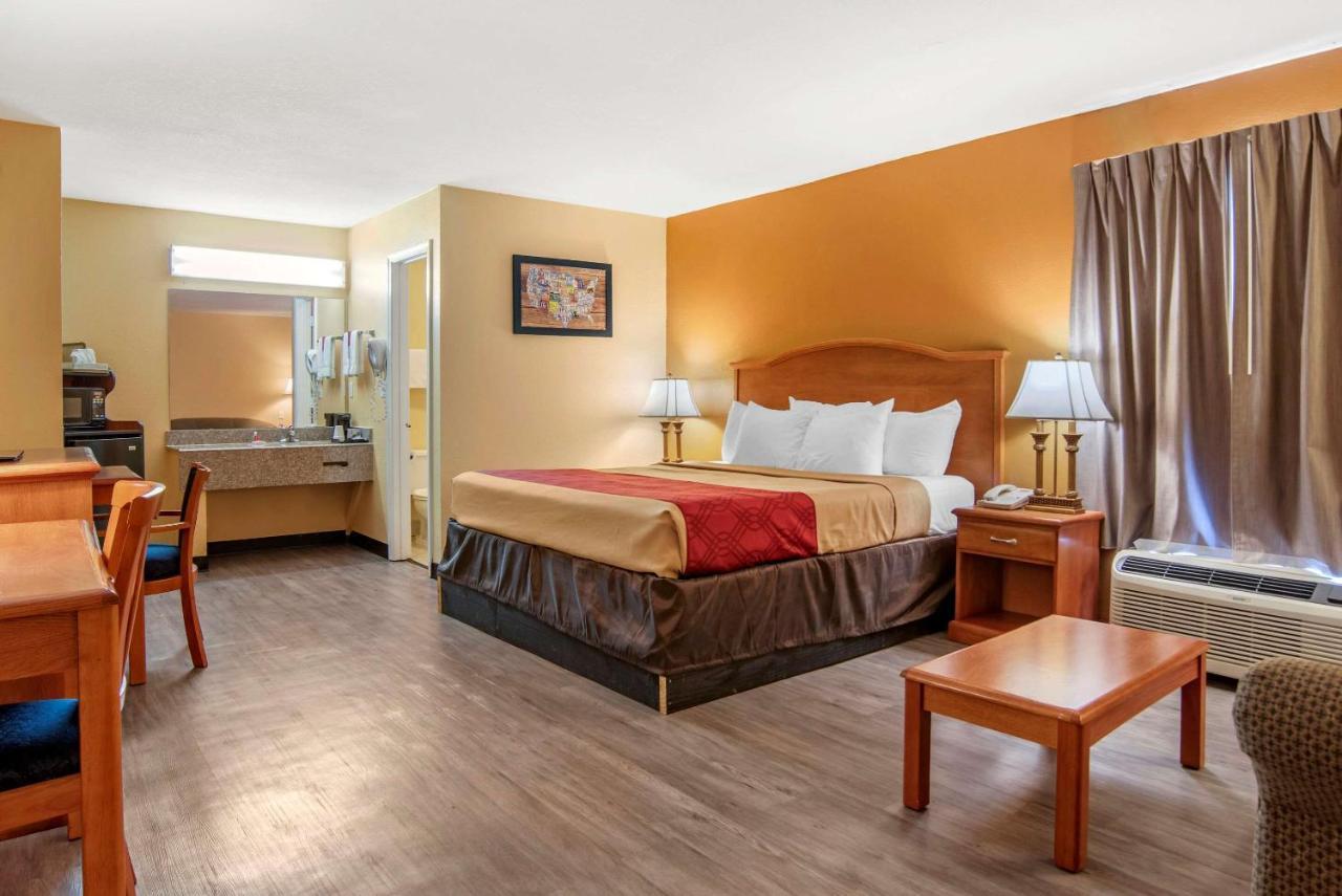 Econo Lodge Inn & Suites Эвергрин Экстерьер фото