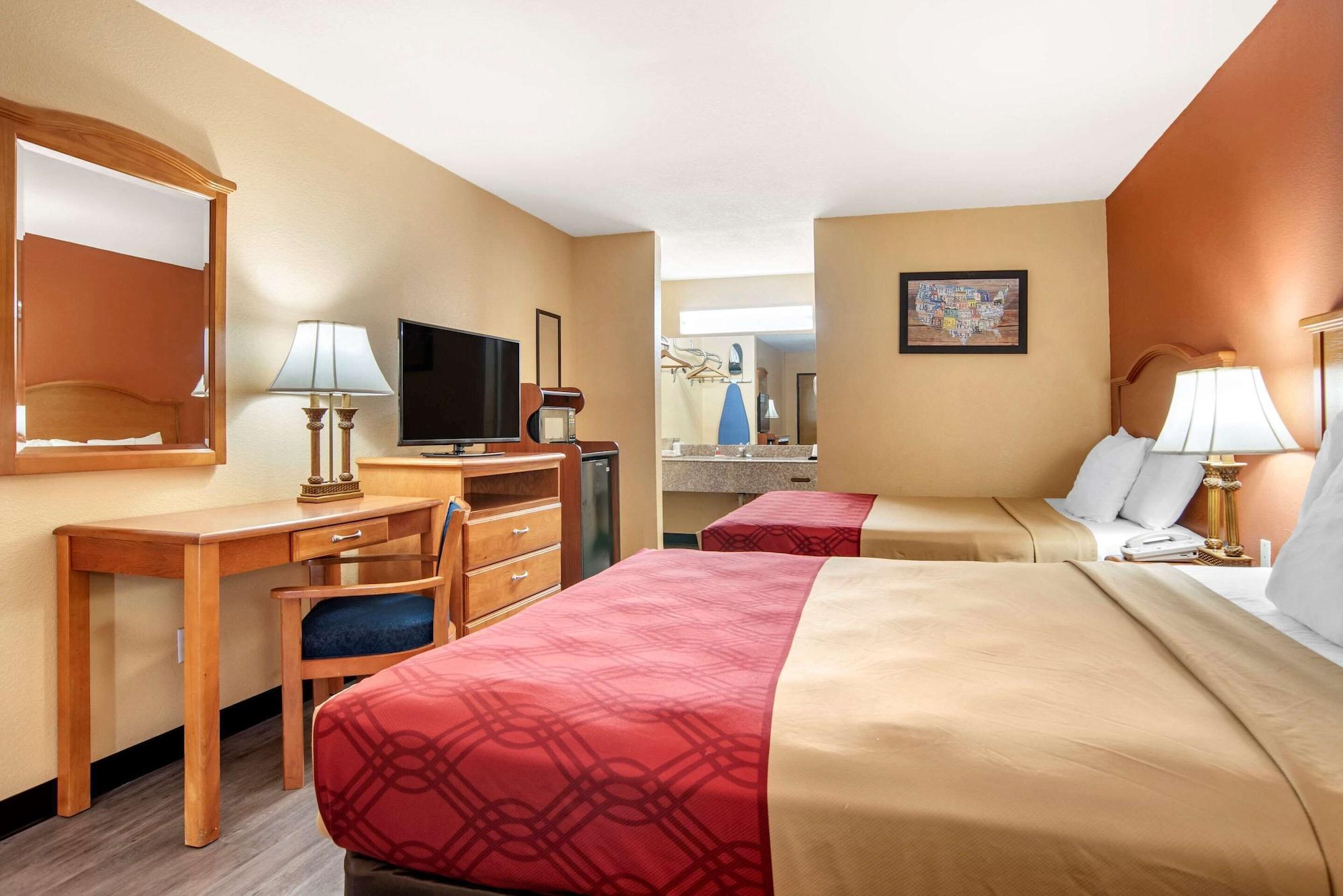 Econo Lodge Inn & Suites Эвергрин Экстерьер фото