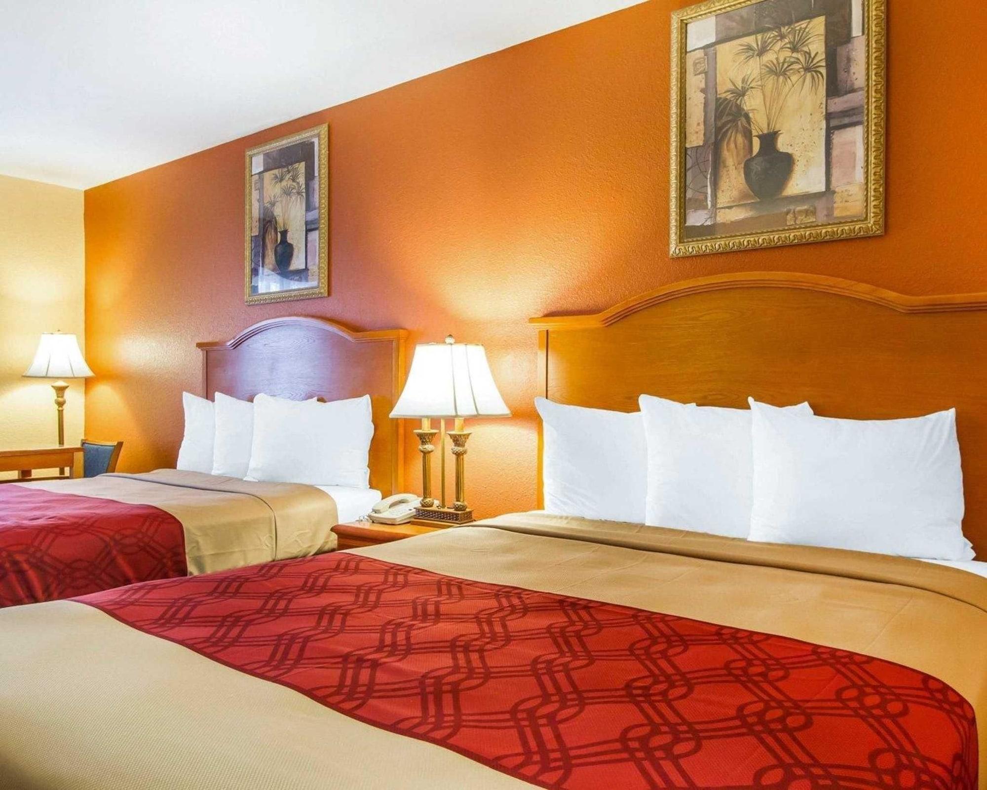 Econo Lodge Inn & Suites Эвергрин Экстерьер фото