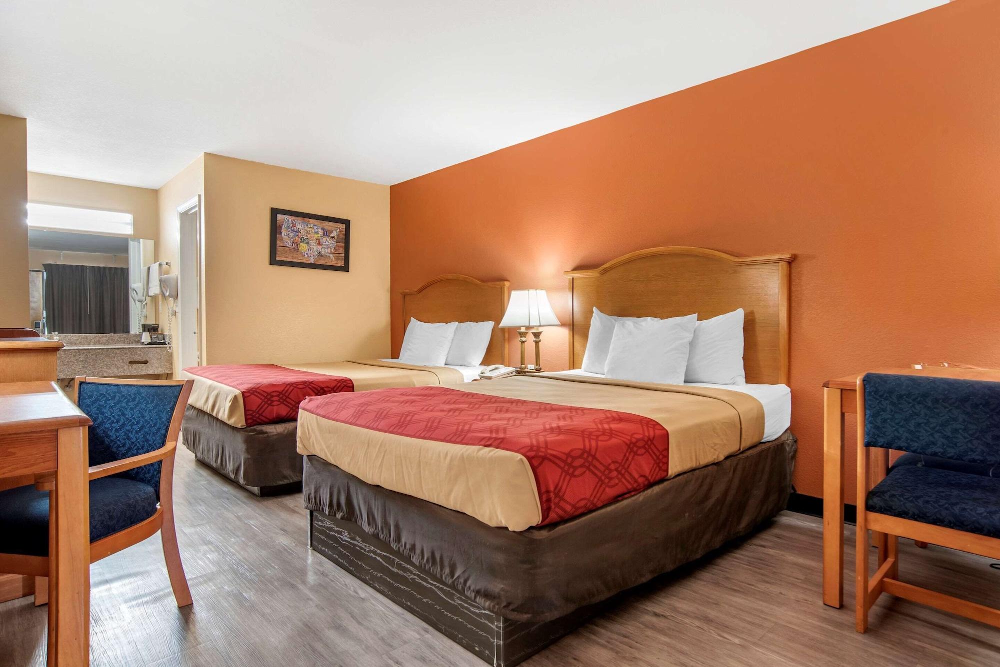 Econo Lodge Inn & Suites Эвергрин Экстерьер фото