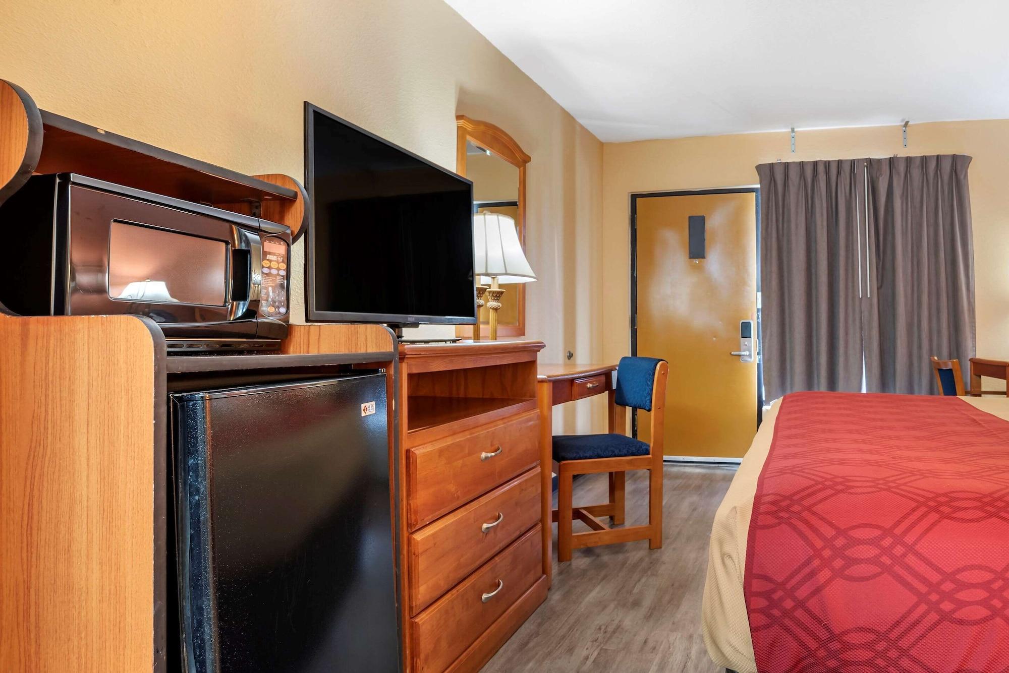 Econo Lodge Inn & Suites Эвергрин Экстерьер фото