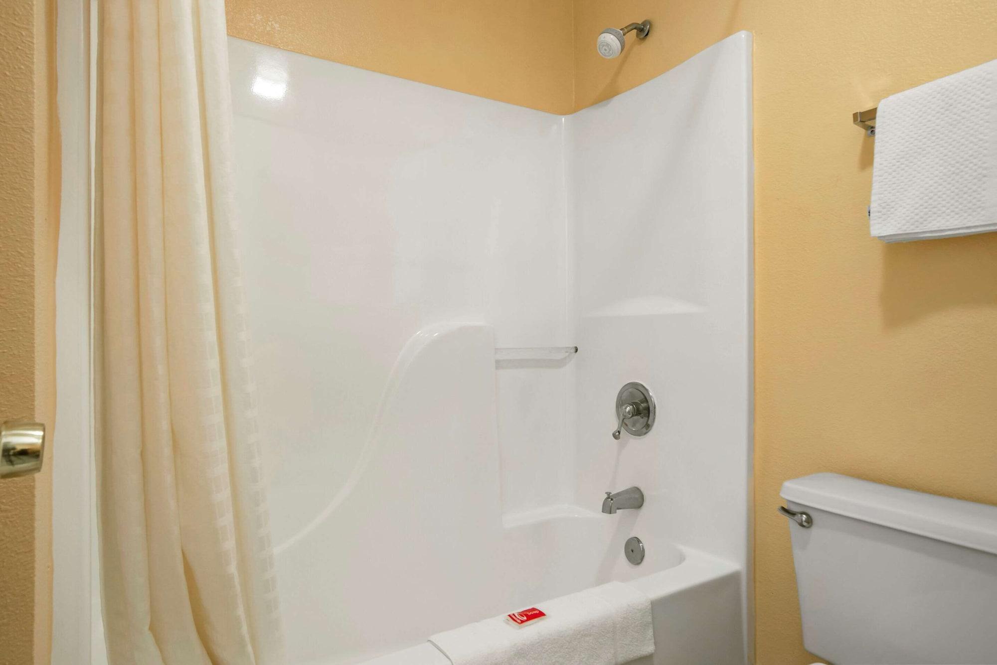 Econo Lodge Inn & Suites Эвергрин Экстерьер фото