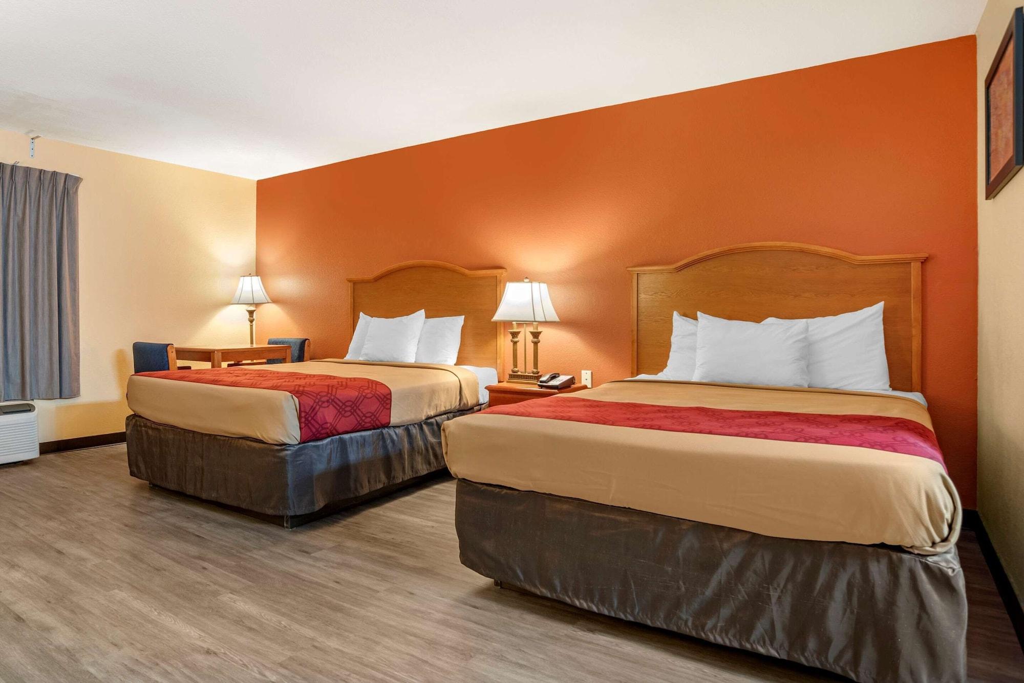 Econo Lodge Inn & Suites Эвергрин Экстерьер фото