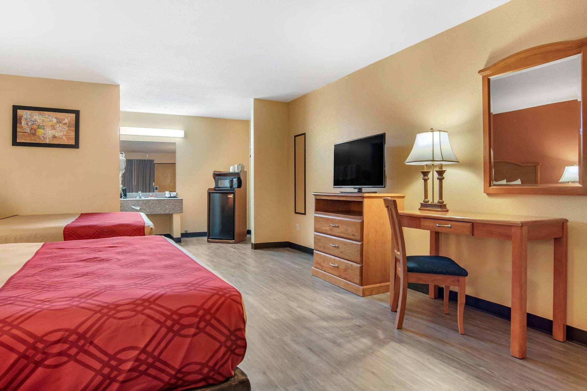 Econo Lodge Inn & Suites Эвергрин Экстерьер фото