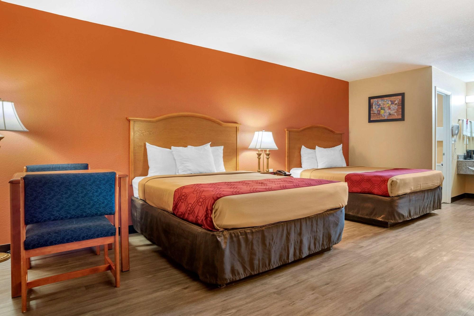 Econo Lodge Inn & Suites Эвергрин Экстерьер фото