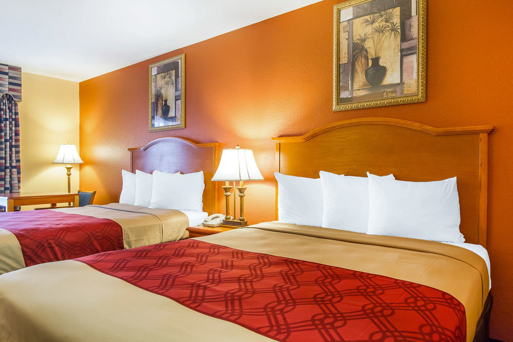Econo Lodge Inn & Suites Эвергрин Экстерьер фото