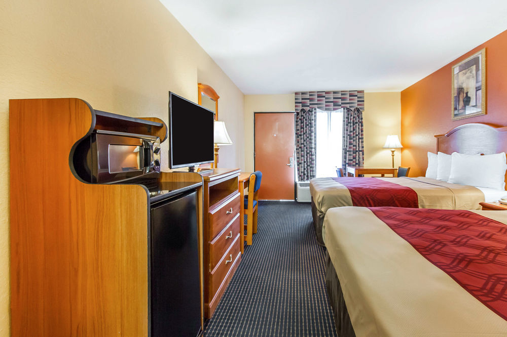 Econo Lodge Inn & Suites Эвергрин Экстерьер фото