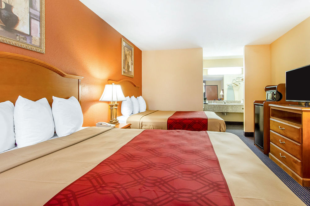 Econo Lodge Inn & Suites Эвергрин Экстерьер фото