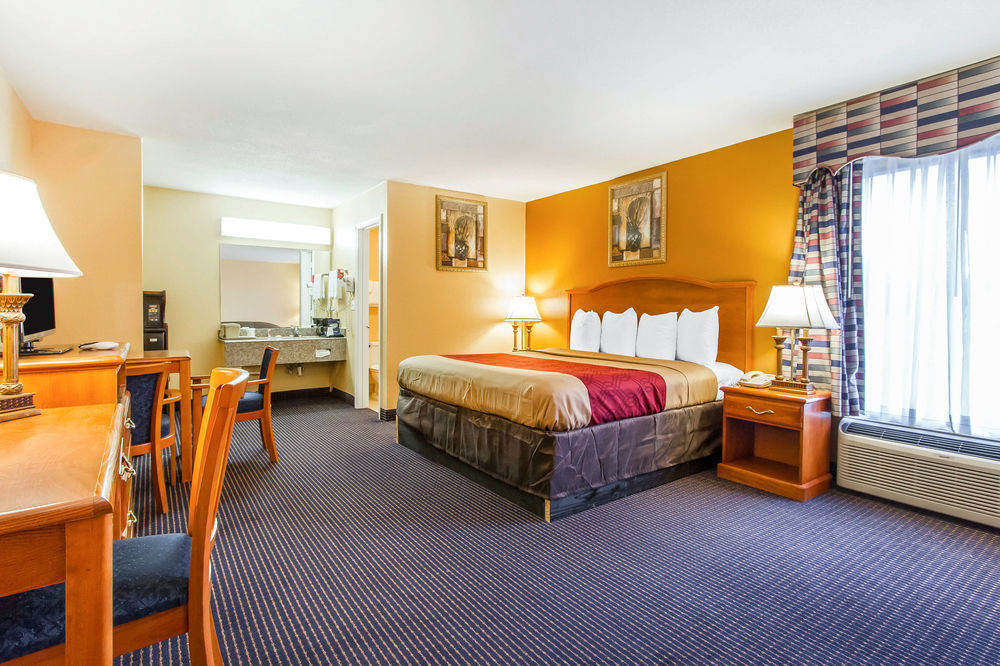 Econo Lodge Inn & Suites Эвергрин Экстерьер фото