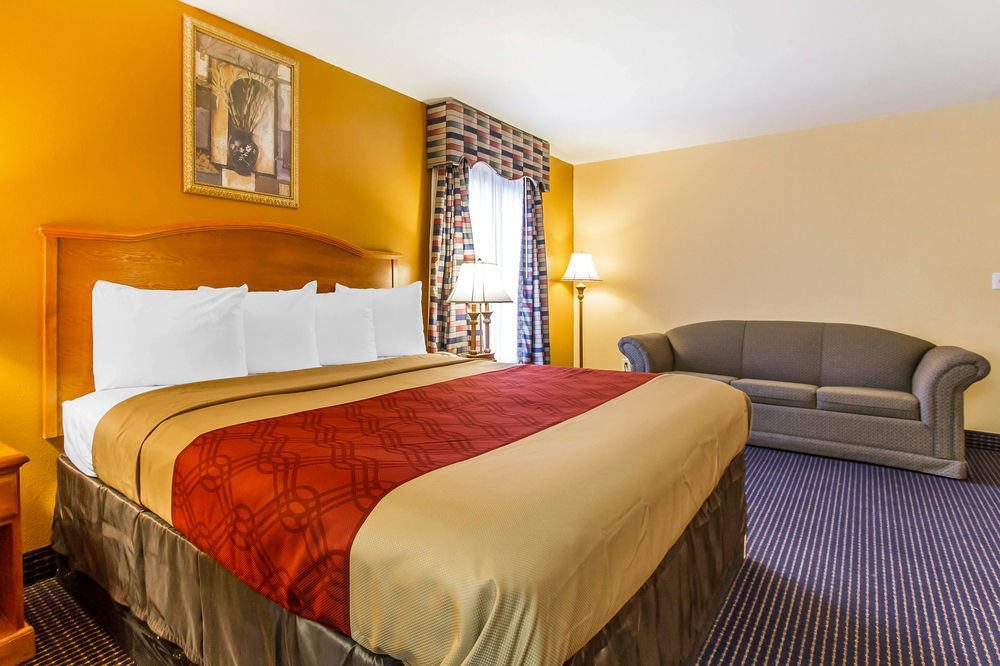 Econo Lodge Inn & Suites Эвергрин Экстерьер фото
