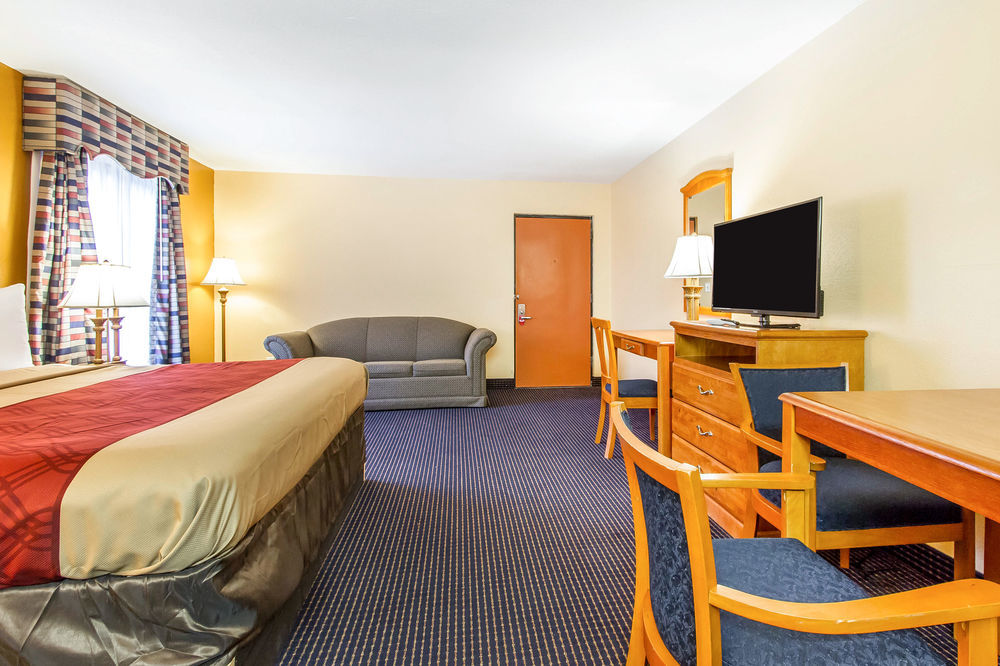 Econo Lodge Inn & Suites Эвергрин Экстерьер фото