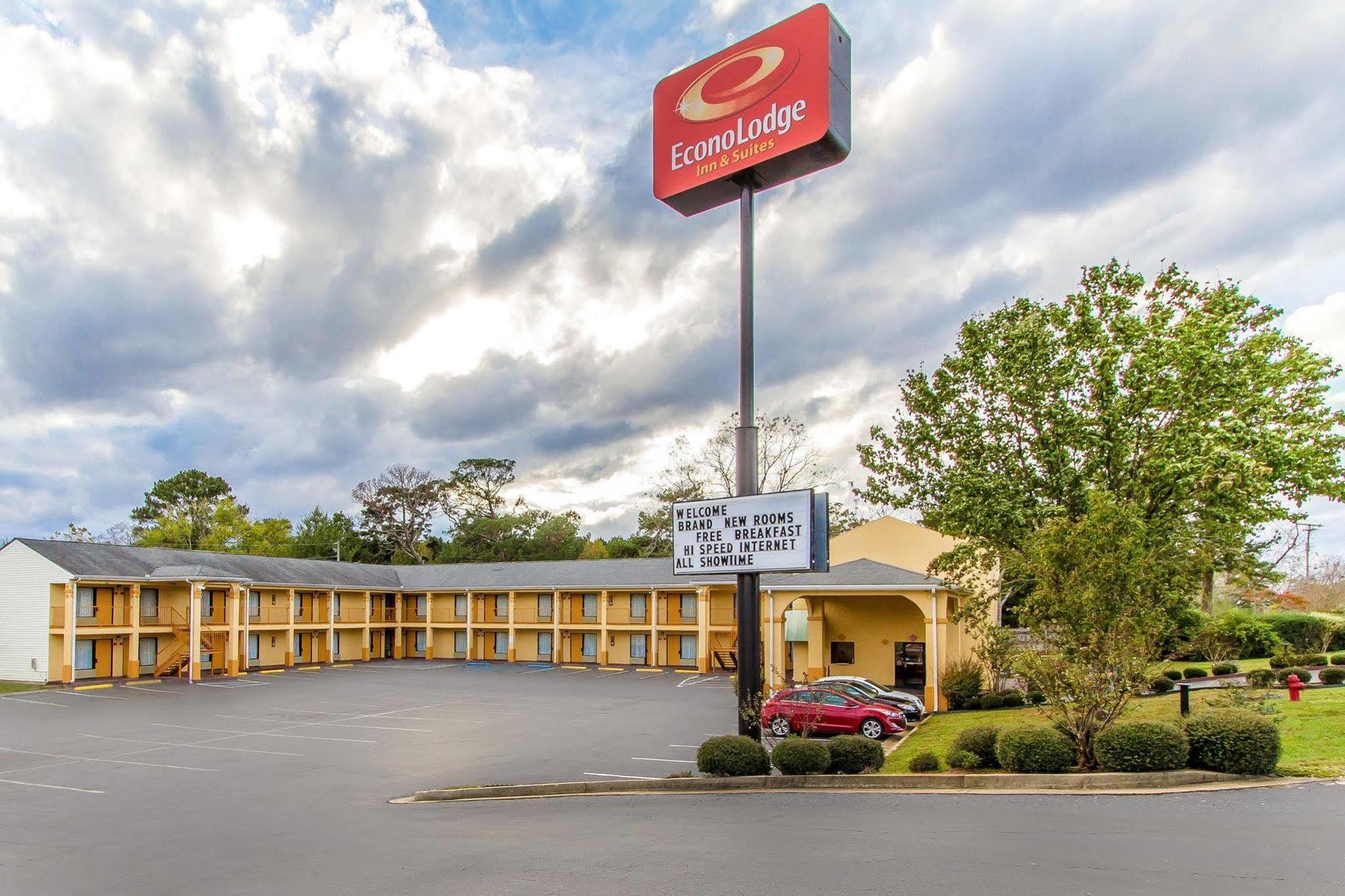 Econo Lodge Inn & Suites Эвергрин Экстерьер фото