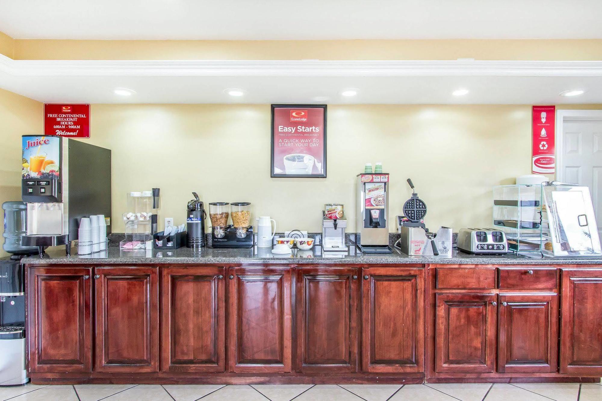 Econo Lodge Inn & Suites Эвергрин Экстерьер фото