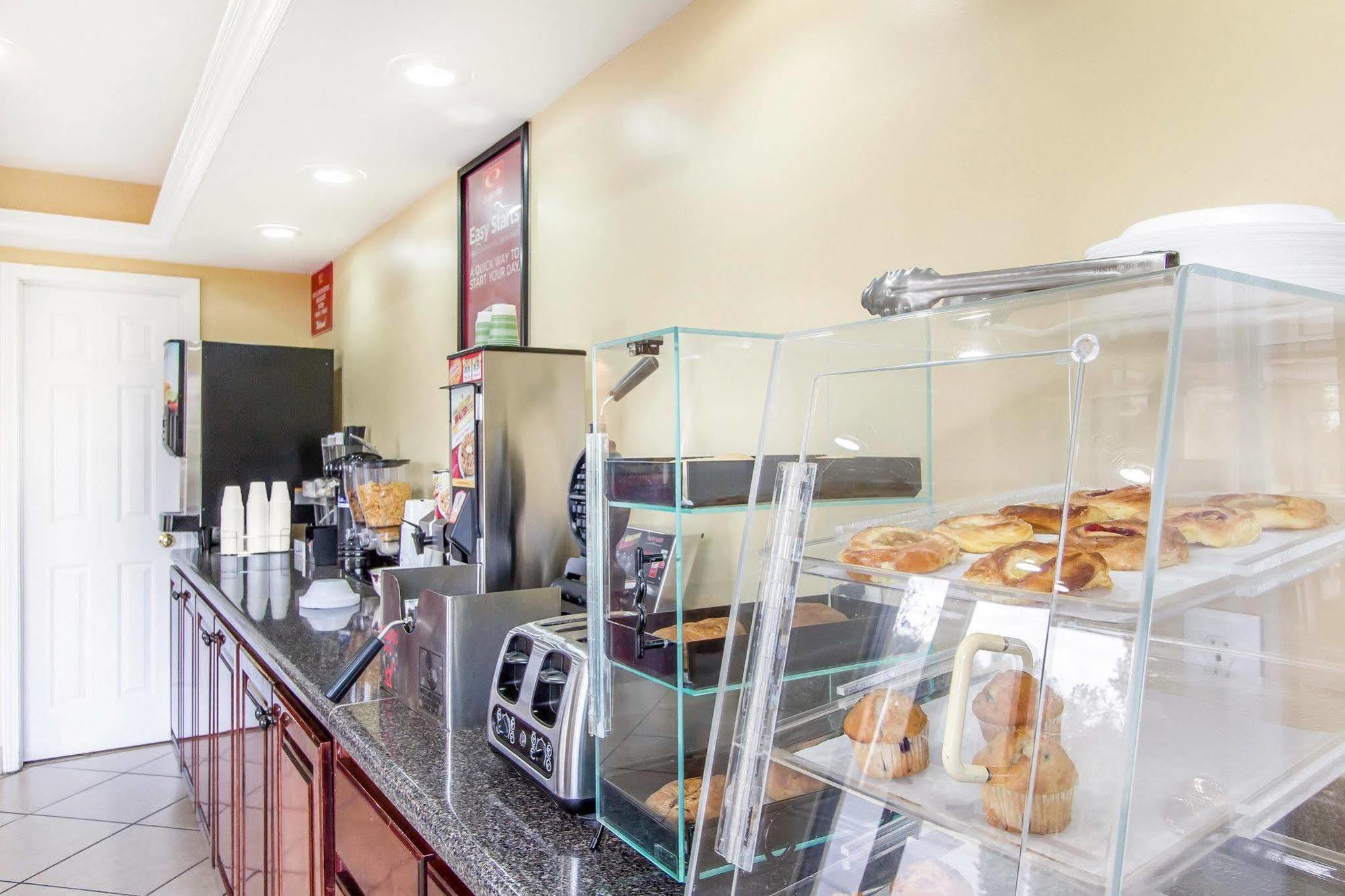 Econo Lodge Inn & Suites Эвергрин Экстерьер фото