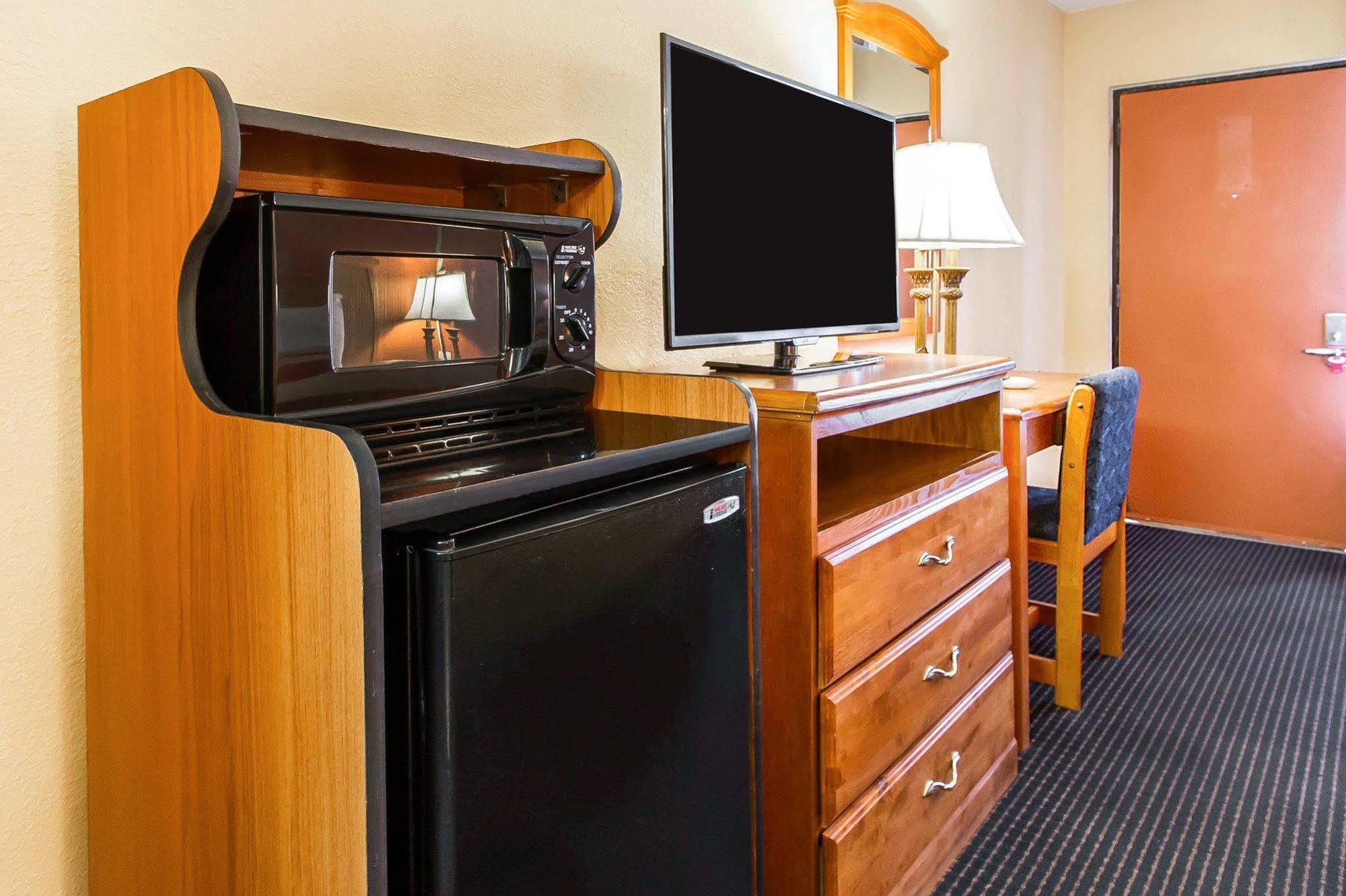 Econo Lodge Inn & Suites Эвергрин Экстерьер фото