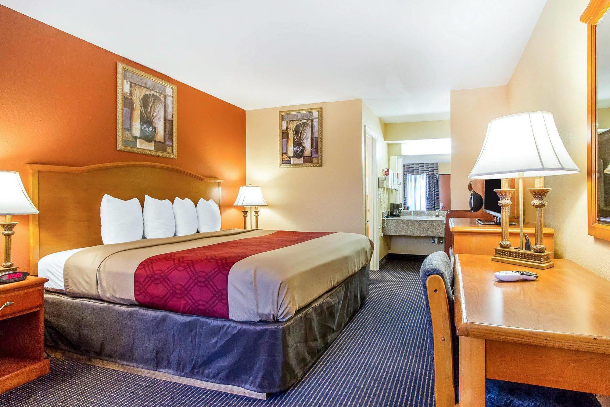 Econo Lodge Inn & Suites Эвергрин Экстерьер фото