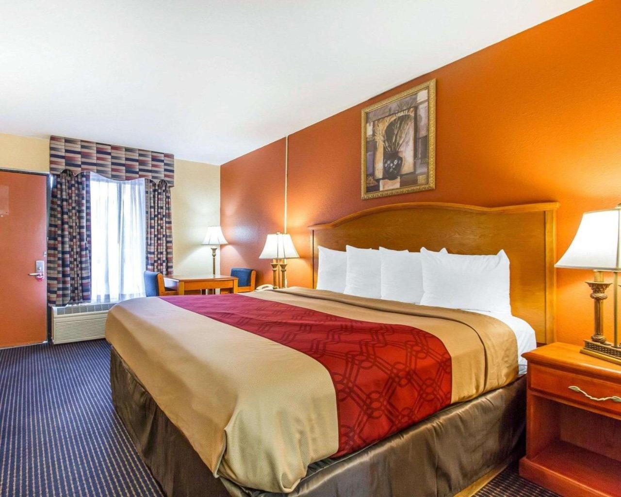 Econo Lodge Inn & Suites Эвергрин Экстерьер фото