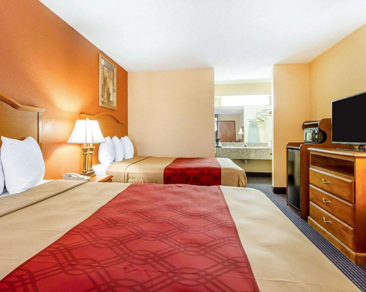 Econo Lodge Inn & Suites Эвергрин Экстерьер фото